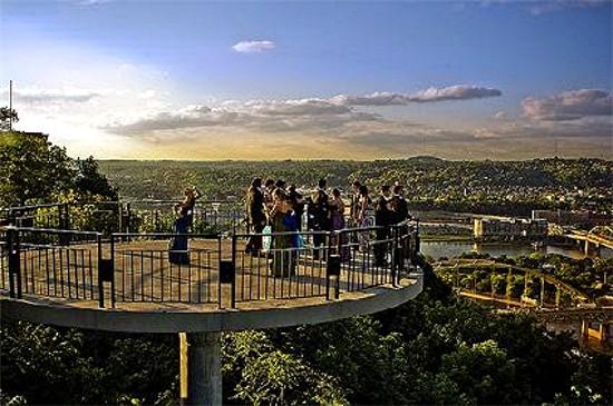 One of the scenic overlooks along
Grandview Avenue on Mount Washington.