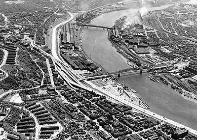 The Boulevard of the Allies, the Jones and Laughlin
Steel Complex and Interstate 376 in 1958.