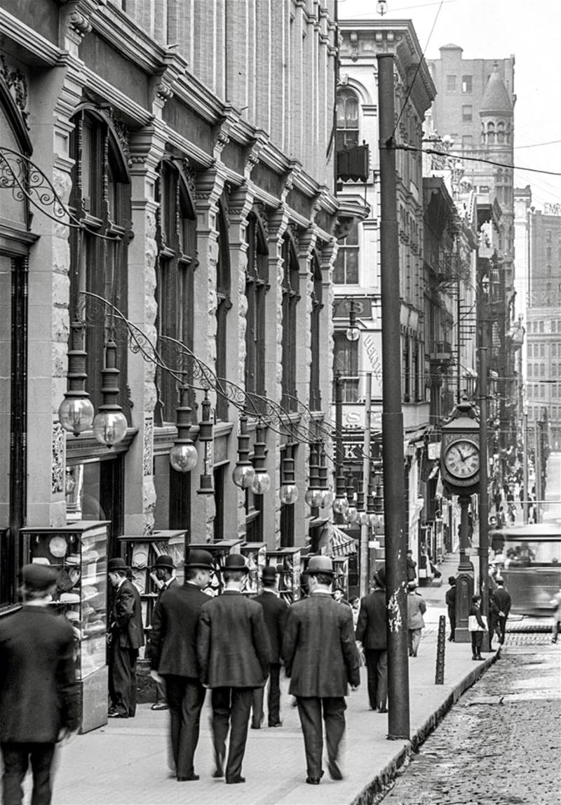 The original Kaufmann's Clock in 1908
