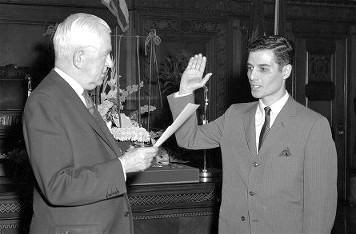 Richard S. Caliguiri being sworn in as Mayor.