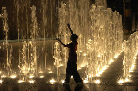 A young visitor silohouetted in the
light of the Dancing Fountains - 2007.