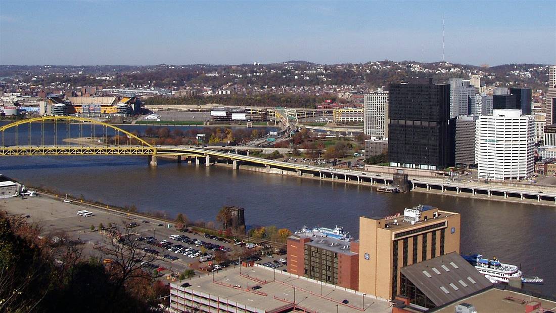 The Wabash Bridge piers have stood alone
and idle on the banks of the Monongahela
since 1948, monuments to the hard-luck
legacy of the George Gould's Wabash RR.