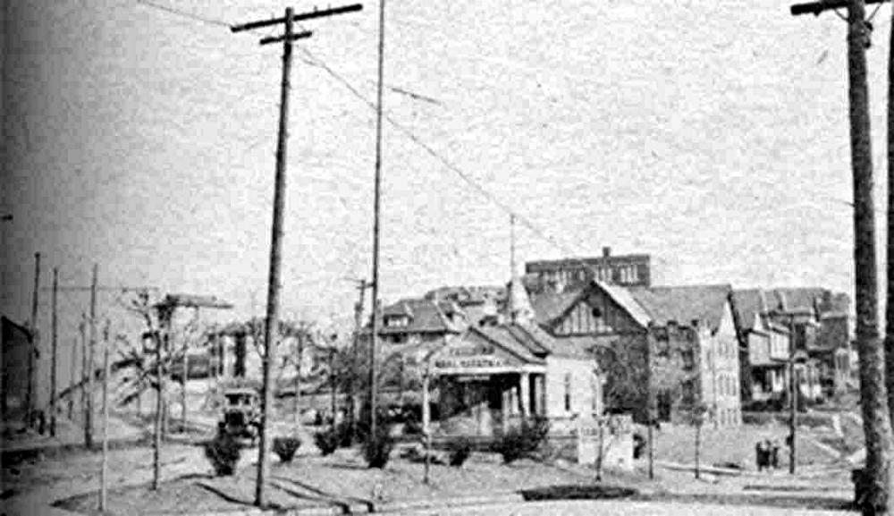 Brookline Boulevard in 1911, showing the
Freehold Real Estate building in the triangle.
