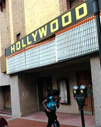The Hollywood Theatre was closed
from 1998 to 2007.