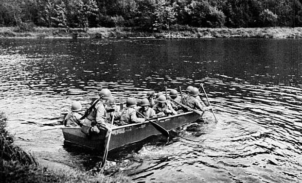 Units of the 5th Infantry Division
crossing the Moselle at Dornot.