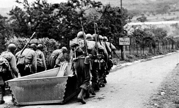 Units of the 5th Infantry Division
carrying boats to the Dornot crossing.