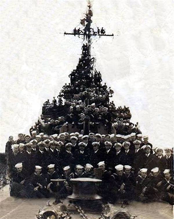 The crew of the USS Picking (DD-685) - 1945