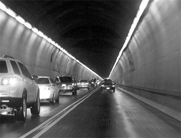 Motorists travel through the Liberty Tunnels. The
ventilation shafts are visible mid-way through the tunnels.