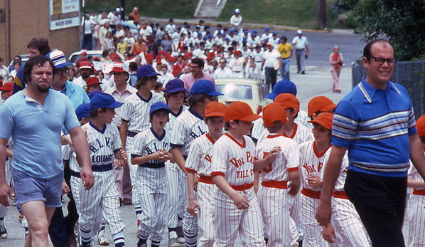 Mr. Carmen Tripodi (light blue shirt and shorts),
the Volpatt Tile and the Boulevard Lounge Minor Leaguers
lead the way towards Oakridge Street.