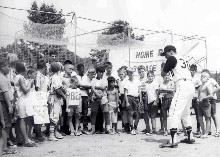 Brookline ballplayers gather around
Pirate star Maury Wills at a baseball
camp at Moore Park in 1969.