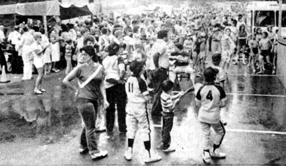 Picture of
 the crowd at Junefest I.