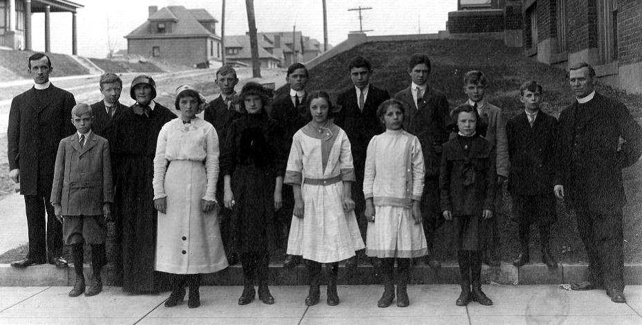 Some of the first group of students
to attend Resurrection School in
1912-1913. Click on the photo to
see the entire school enrollment
of that very first school year.