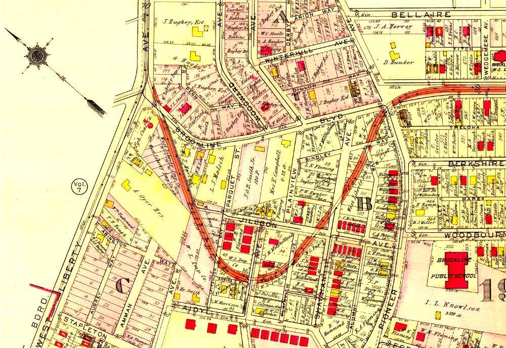 Brookline Map from 1916,
showing the old traffic pattern.
In 1935 the Boulevard was rerouted
onto the railway line right-of-way.