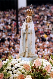 The statue of Our Lady of The Rosary
located in the Santuario de Fatima.
The international pilgrim statues
are replicas of this 1920 carving.